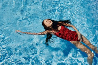 Kadın vücudu, genç spor salonu güzellik merkezi, yüzme, yaşam tarzı yaz bikinisi, tatil tatili, bayan yüzücü, mavi, güneşli su, beyaz.