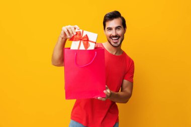 Yaşam tarzı erkek müşteri alışverişi yapan kadınlar tatil indirimli moda paketi satışı hediye mağazası alışverişi sarı arka plan satın alma mutlu sürpriz indirimi