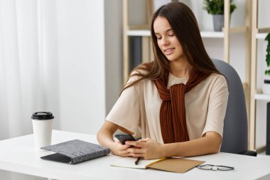 Kadın-eğitim hipster telefon yaşam tarzı kahve görünümlü gülümseme bağlantı genç öğrenci blogcu kitap selfie iletişim laptop kişi kız sohbeti