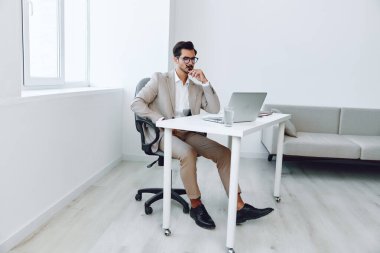 Adam mutlu şirket dizüstü bilgisayar şirketi akıllı planlama ofis uzmanlık teknolojisi çekici beyaz insan belgesi işadamı