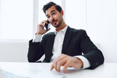 Telefoncu iş adamı konuşuyor yakışıklı yetişkin bilgisayar çekici beyaz gülüşlü yaşam tarzı girişimci telefon ofisi erkek teknolojisi bağlantısı