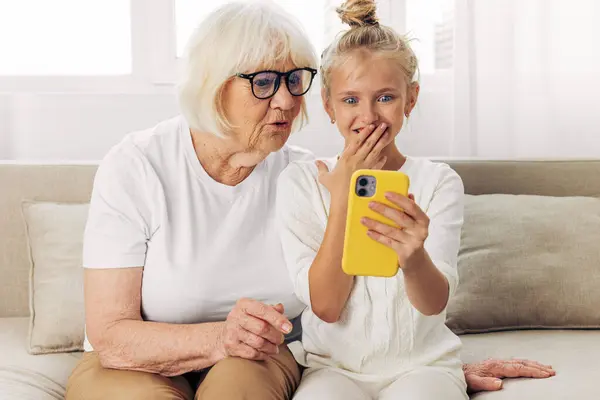 Abraçando Família Dentro Casa Sorrindo Shirt Dois Telefonema Educação Avó — Fotografia de Stock