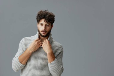 Beyaz adam portresi yetişkin kendine güvenen yakışıklı stüdyo erkeği beyaz adam yüz yüze sakal çekici izole ifade modeli mutlu arka plan