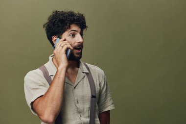 Portreci genç erkek cep telefonu yakışıklı yetişkin adam mutlu arka plan iletişimi