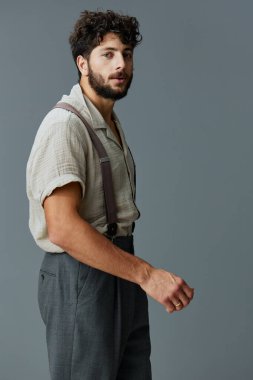 Genç sakallı, modaya uygun, stüdyo tarzı, tarz sahibi, kendine güvenen, modaya uygun, yakışıklı, modaya uygun, havalı, beyaz, yetişkin...