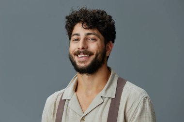 Mutlulukla yüzleşen, soyutlanmış gülümseme beyaz, beyaz, beyaz, beyaz, beyaz, beyaz, beyaz, kendine güvenen, mutlu, genç bir arka plan modeli, neşeli, çekici, yakışıklı bir portre insanı temsil ediyor.