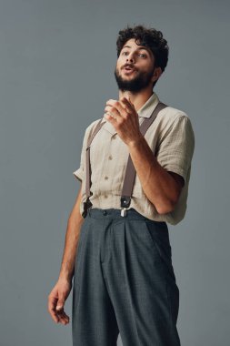 Yetişkin beyaz iş saçı, modaya uygun kendine güvenen çekici kişi arka plan havalı, genç sakallı, neşeli, mutlu tarzı, yakışıklı, erkek portresi.