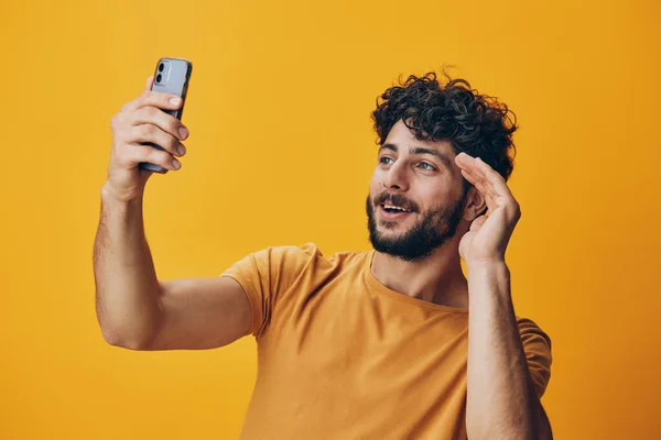 Man Blauwe Achtergrond Zakelijke Smartphone Glimlach Levensstijl Jong Persoon Gelukkig — Stockfoto