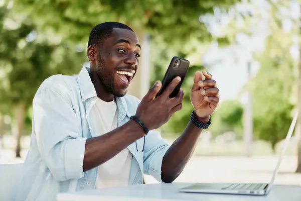 Çevrimiçi Yetişkin Akıllı Telefon Afrikalı Görünümlü Gülümseyen Siyah Teknolojili Genç — Stok fotoğraf