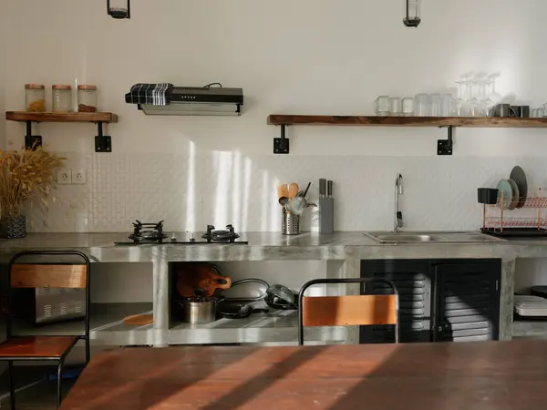 Moderní Kuchyňský Interiér Jídelním Stolem Retro Dekorovými Prvky Vinobraním Stylovým — Stock fotografie