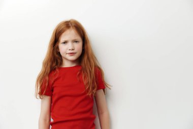 Duygusal kızgın portre kızı çocuklukla yüzleşir. Üzücü, sevimli, stresli bir geçmişi vardır. Genç bayan çocuklar, mutsuz beyaz ifadeler kullanır.