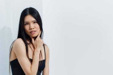 Kadın kuaför güzel manken çekici siyah kız beyaz uzun kadınlık portresi Asyalı moda güzellik çekici kozmetik