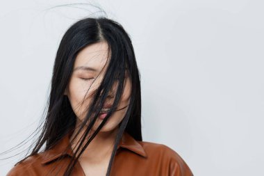 Siyahi kadın model güzellik salonu çekici bej kız kadınsı saç uzun kozmetik saç portresi sevimli Asyalı