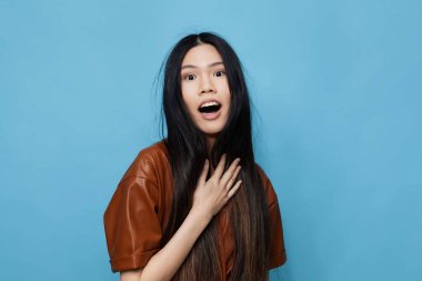 Koreli kadın kendine güvenen Japon modayı gülümseme stüdyo saçı güzel bayan Asyalı eğlence anlayışı yaşam tarzı kız mavi moda çekici uzun mutlu uzun yıllar