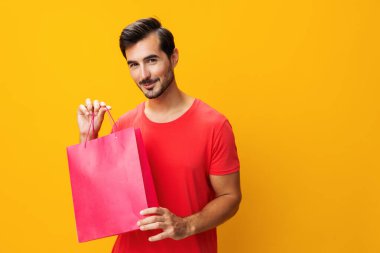Sarı hediyelik eşya mağazası satın alan adam, satın alma mağazası sürpriziyle izole edilmiş mutlu moda hediyesi müşterisi indirimli alışveriş torbası paketleyen kadın.