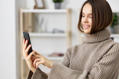 Kafkasyalı kadın evinde mutlu, güzel, telefon iç mimari, kadın blogcu, özçekim, fotoğraf, daire, modern, akıllı telefon, mobil kız güzellik.