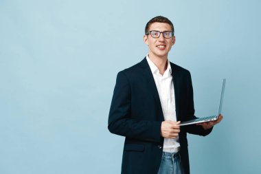 Olumlu adam mutlu adam portresi iş adamı moda adamı özgüvenli arka plan gülüşü Kafkas görünümlü genç başarılı iş adamı günlük model