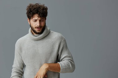 Çekici bir adam portresi olan yakışıklı yetişkin, beyaz erkek, özgüvenli arka plan modeli, genç sakallı, modaya uygun beyaz adam.