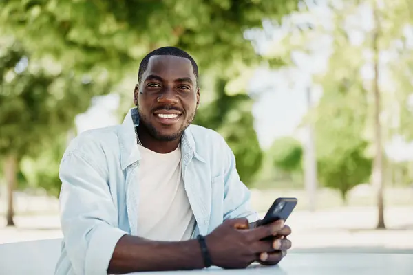 Gülümse Genç Akıllı Telefon Afrikalı Internet Cep Telefonu Yakışıklı Yetişkin — Stok fotoğraf