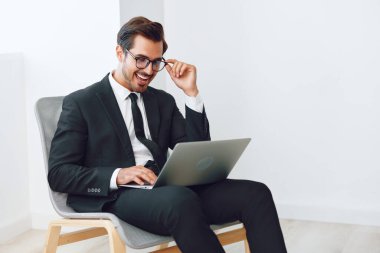 Başkan iş adamı kutlamaları iş adamı ofis başarısı evet dizüstü bilgisayarı kazanan erkekler teknoloji masası mutlu görünen iş