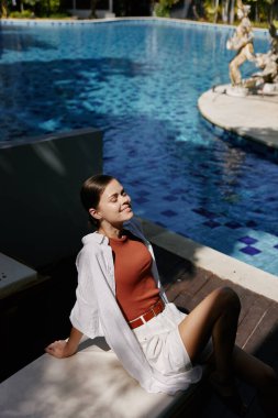 Genç bayan tatil yeri oldukça güzel yaz suyu yetişkin yaşam tarzı Kafkasya dinlenme havuzu kadınlar sağlıklı vücutlu insan mavi tatil seyahati
