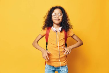 Kadın model yüz tarzı arka plan sarı kıvırcık saç kıvırcık arka plan moda kadın etnik kız genç afro kız siyah öğrenci Afrikalı kız Amerikan portresi