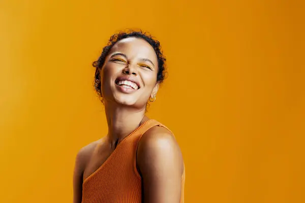 Schönheit Frau Lächeln Stil Gelb Afrikanisch Schwarz Schön Haut Porträt — Stockfoto