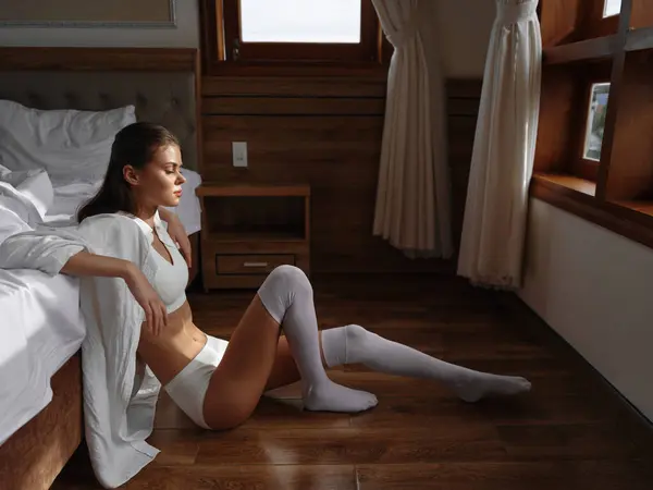 Молодая Сексуальная Женщина Сидящая Утром Кровати Уютный Дом Выходной День — стоковое фото