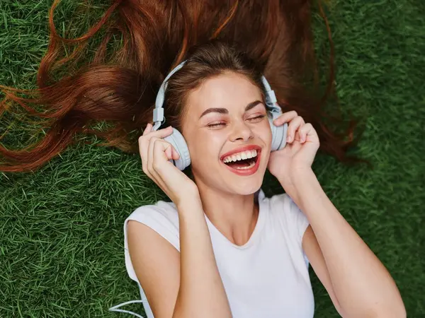 Menina Adolescente Feliz Ouvir Música Com Fones Ouvido Deitado Grama — Fotografia de Stock
