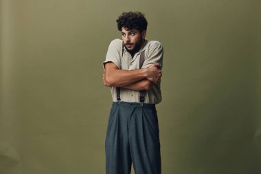 Beyaz adam yakışıklı, sıradan bir stüdyo çalışanı yüz ifadesi çekici bir erkek modeli izole ediyor neşeli yetişkin modası mutlu, kendine güvenen genç bir yüz, havalı bir portre.