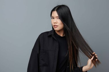 Moda kadını tebessümü güzel portre sağlıklı yüz kız güzellik arka plan gri Asyalı