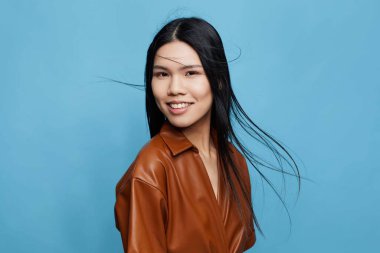 Kadın portresi neşe dolu iş gülüşü çekici stüdyo hanımı uzun mavi arka plan yaşam tarzı saç saç, kendine güvenen Asyalı Koreli kız japon mutlu tatlı moda