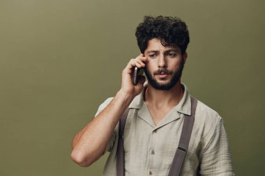 Yakışıklı iş adamı mobil Kafkas gülümseme mutlu iletişim telefonu portresi çekici akıllı telefon yetişkin izole edilmiş arka plan