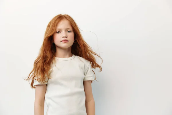 背景女性时尚小孩儿面对小女孩肖像画高加索美女漂亮的头发小可爱的人表达工作室白色童年模型 — 图库照片