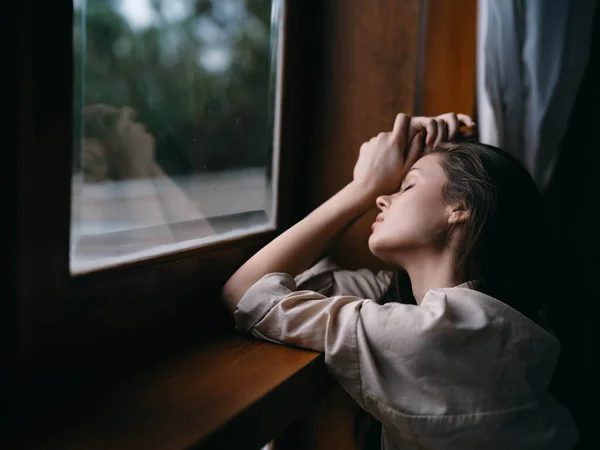 프레임 분위기 아늑한 라이프 스타일 잠자는 날씨와 창문으로 집에서 여자의 — 스톡 사진