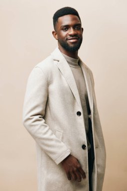 Adam gülümsüyor Afrika gözlüğü kendine güvenen bej renkli stüdyo genç siyah neşeli Amerikan tarzı portre Amerikan Joy Afrikalı erkek yetişkin geçmişi mutlu insan