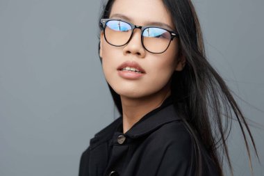 Kadın öğrenci Asyalı neşeli arka plan neşeli moda moda portre işi mutlu moda çekici gözlük gülümseme stüdyo güzelliği tatlı yüz