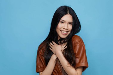 Kadın yaşam tarzı mutlu kız arka plan stüdyo resmi mavi saç Asyalı moda gülümsemesi uzun moda çekici sevimli