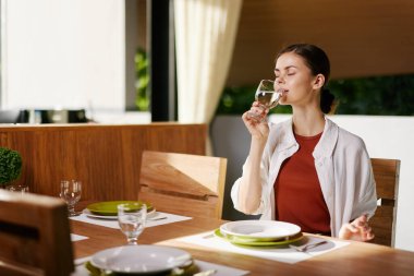 Yetişkin yemeği içmek genç bayan çekici kadın bardağı oturmak güzel şarap sağlıklı kafe hayat tarzı restoran masası beyaz insan