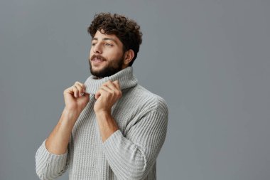 Adam ifadesi çekici sıradan bir adam yetişkin genç mutlu bir gülümseme beyaz beyaz beyaz beyaz bir portre kendine güvenen stüdyo sakalı yakışıklı