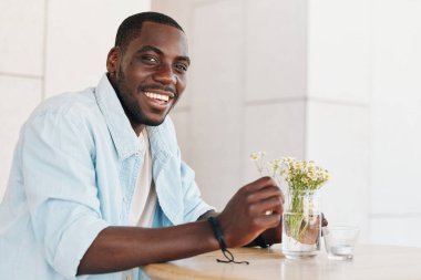 Portre adamı mutlu adam dizüstü bilgisayar neşeli iş adamı yetişkin görünümlü siyah mutluluk afrika yaşam tarzı iletişim genç teknoloji Amerikan afro