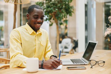 Yaşam tarzı insan teknolojisi siyah bilgisayarlı genç ofis girişimcisi iş adamı erkek iş adamı iş adamı laptop yetişkin profesyonel kişi modern kişi