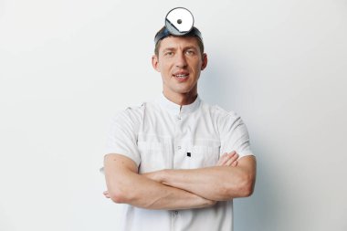 Üniformalı adam gülümsemesi, kendine güveni tam, başarılı, olgun, düzgün, servis işçisi, yemek tarifi restoranı mesleği, profesyonel mutfak hazırlığı.