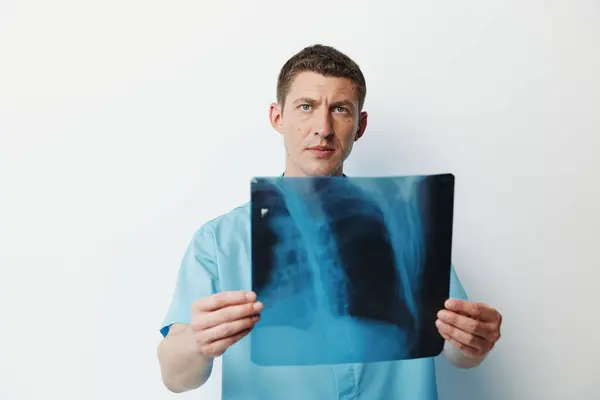 Mann Erwachsene Medizinische Klinik Stethoskop Arzt Krankenhauspflege Suchen Radiologe Arzt — Stockfoto
