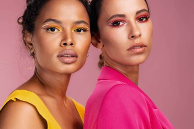 Yüzü güzel, çekici, çekici, sağlıklı, Afro-Amerikan göz bebeği, vücut bakımı, makyaj stüdyosu, beyaz, iki güzel, sarı model, mutlu ırk.