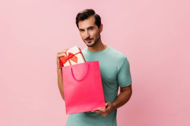 Hediyelik eşya dükkanının hayat tarzı portresi pembe moda alışveriş torbası arka planda indirimli indirimli indirimli müşteri kadınlar gün boyu indirimli indirimli indirimli indirimli indirimli bayram indirimli satın alma