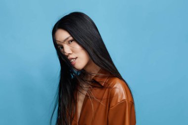 Kadın iş geçmişi gülümseme güzellik Asyalı yaşam tarzı mutlu bayan kız neşe Kore mavi portresi uzun sevimli moda Japon çekici stüdyo saçı