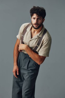 Modayı takip eden, genç, şık, şık bir yüz yakışıklı, yakışıklı, havalı, erkek, saç stili, stüdyo tarzı arka plan resmi. Kafkas modeli gibi.