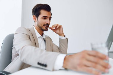 Adam başarılı bir dizüstü bilgisayar çalışanı heyecanlı bir iş adamı. Takım elbise işçisi iş adamı, el kol hareketi, ofis kazananı, teknoloji, mutlu Kafkas işi.