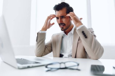 Teknoloji adamı, bilgisayar işadamı başarılı iş adamı gülümseyen, gülümseyen, iş adamı, not defteri masası online yönetici, ofis bilgisayarı mutlu.